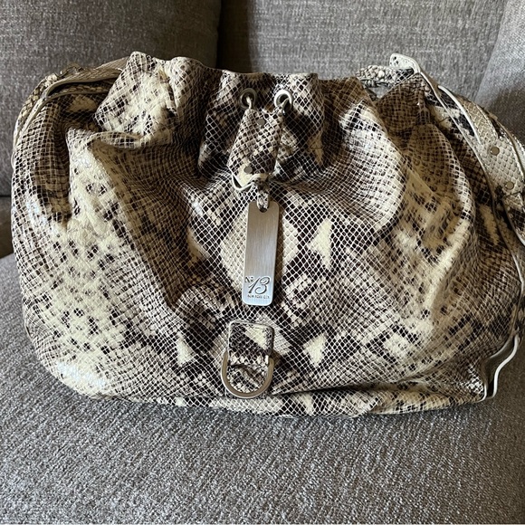 This beautiful Python handbag is suitable for all occasions. - Picture 1 of 4